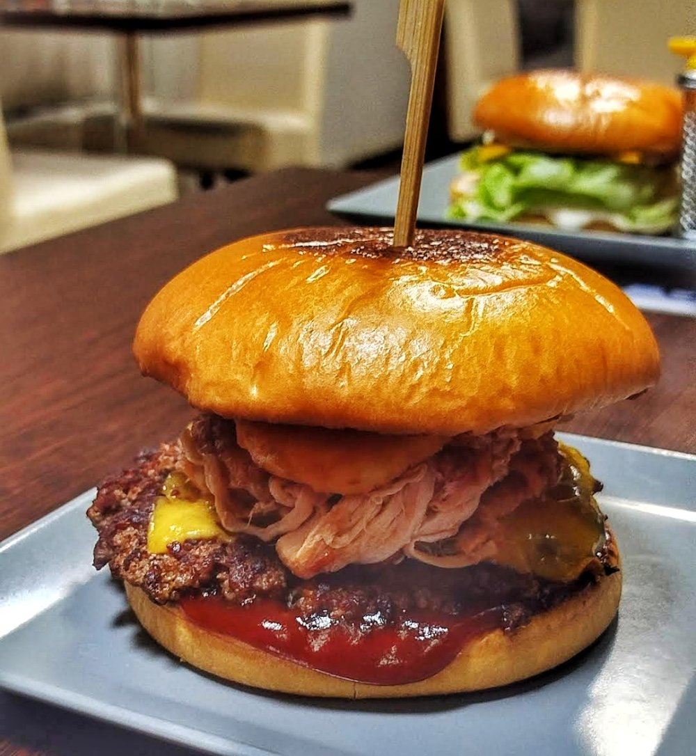 High Five Burger | F.R.I.E.N.D.S. Cafe&Bar