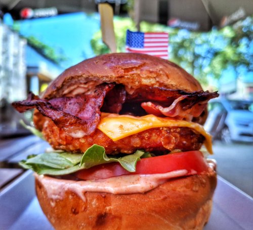 Sajtos-Baconos Pipi Burger